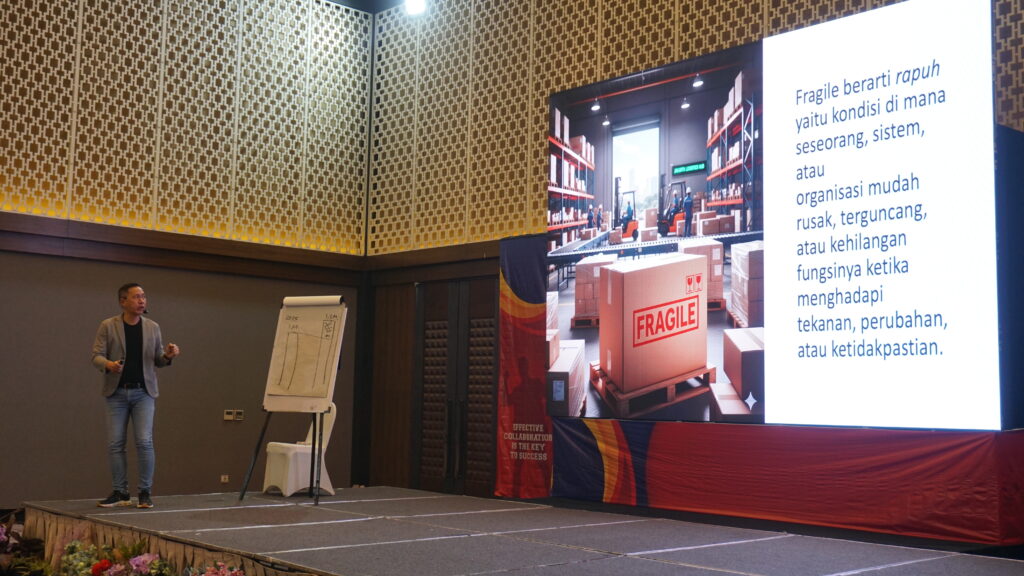 Dedy Budiman Champion Sales Trainer memberikan pelatihan sales di PT SMART Tbk"