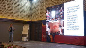 Dedy Budiman Champion Sales Trainer memberikan pelatihan sales di PT SMART Tbk"