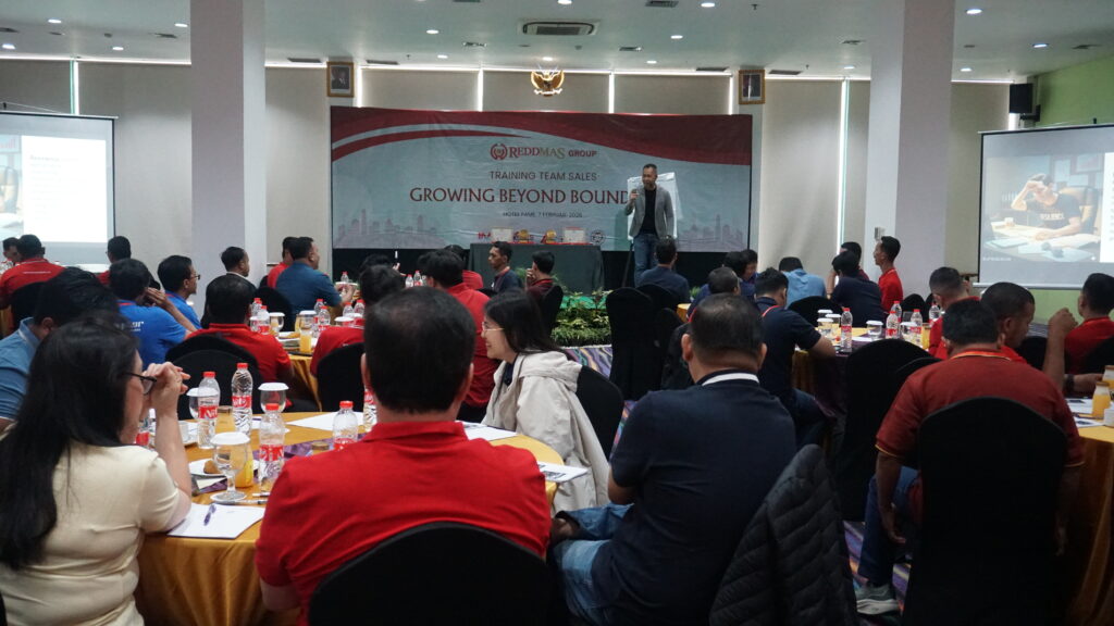 Dedy Budiman memimpin sales training distribusi bahan bangunan untuk sales team Reddmas Group di Fame Hotel Gading Serpong