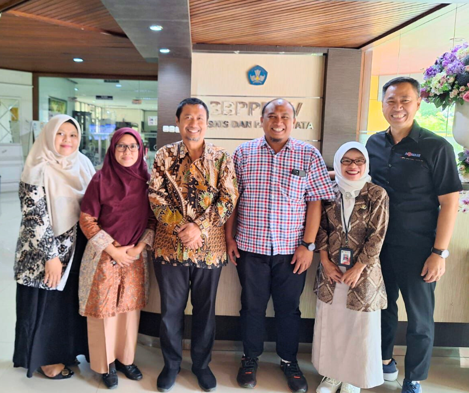 Dedy Budiman Champion Sales Trainer Indonesia bersama 3000 siswa SMK Pemasaran program Gerakan 1000 Siswa SMK Sales Naik Kelas