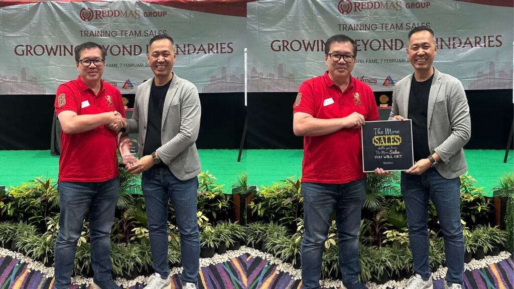 Dedy Budiman menyerahkan buku Kejar Target Lagi kepada pemenang grup Kran pada training sales Reddmas Group