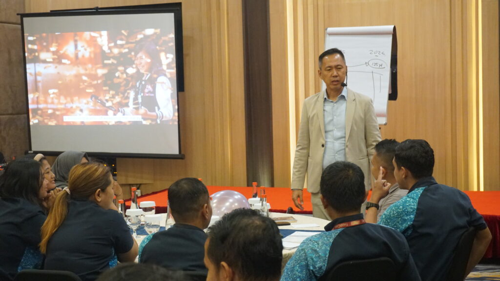 Dedy Budiman membawakan materi Double Impact Selling untuk sales distribusi bahan bangunan