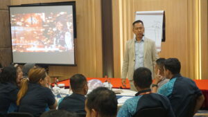 Dedy Budiman membawakan materi Double Impact Selling untuk sales distribusi bahan bangunan