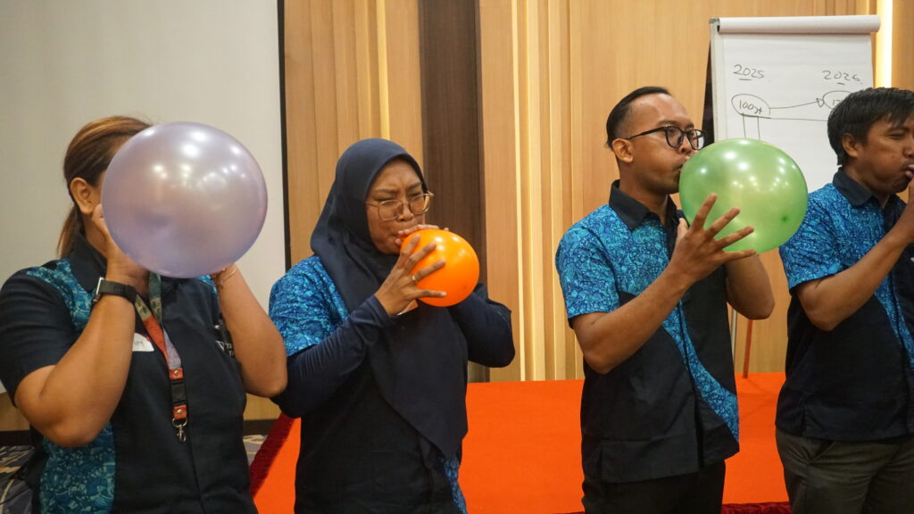 Dedy Budiman berinteraksi dengan peserta sales training PT. Tirtakencana Tatawarna Avian membahas penjualan, pelayanan pelanggan, dan customer experience