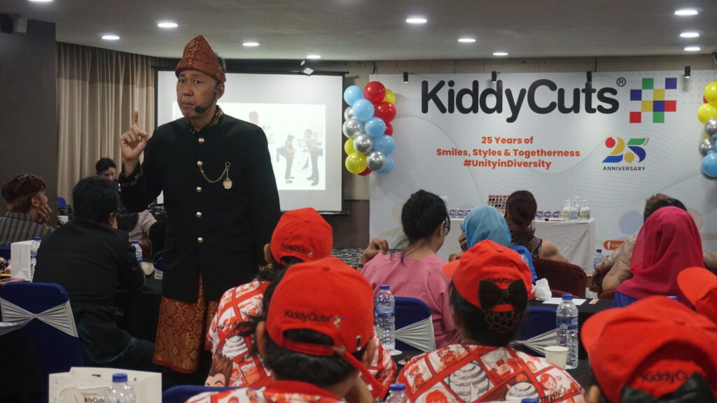 Dedy Budiman sales trainer Indonesia membawakan DEALS Framework untuk karyawan KiddyCuts HUT ke-25