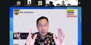 "Dedy Budiman memfasilitasi training The Ichthys Code untuk 300 kepala sekolah Kristen MPK Indonesia"