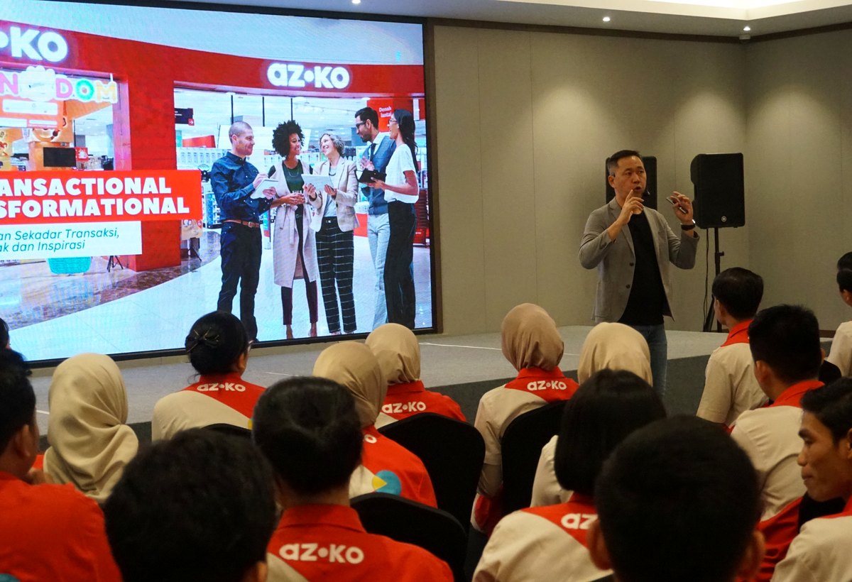 Dedy Budiman membawakan sales training di depan peserta