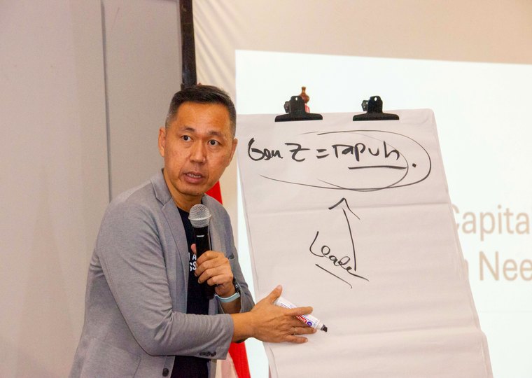 Dedy Budiman menjelaskan materi sales training