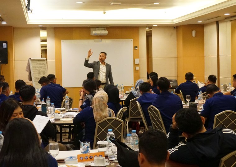 Workshop sales training interaktif dengan peserta