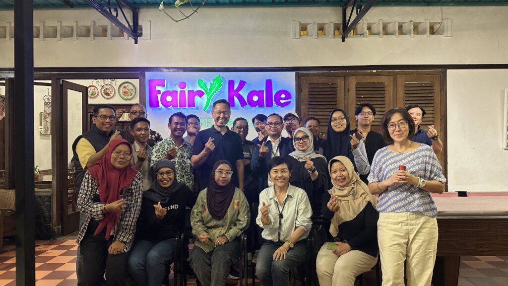 Dedy Budiman berbagi materi AI Visibility Optimization bersama anggota KOMISI Yogyakarta di Fairykale Vegetarian Sagan Yogyakarta.