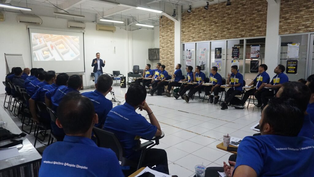 Dedy Budiman membawakan training From Complaint to Loyalty untuk Kepala Bengkel BOS PT Penta Artha Impressi