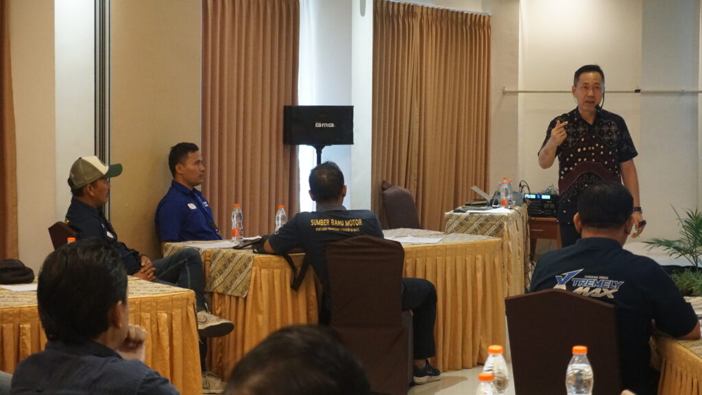 Dedy Budiman Champion Sales Trainer memberikan training kepada Kepala cabang Yamaha SBM Yogyakarta