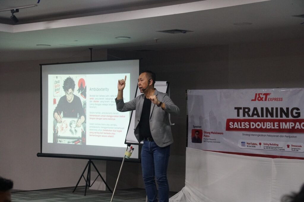 Champion Sales Trainer Indonesia Dedy Budiman mengajarkan konsep Double Impact kepada tim operasional J&T Express
