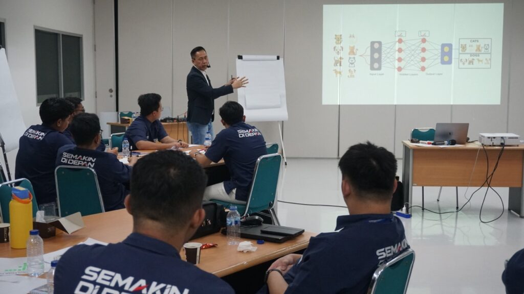 Dedy Budiman, Champion Sales Trainer Indonesia, membawakan Training DEDICATED untuk tim Area Marketing Development Yamaha.