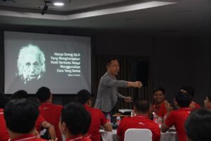 Dedy Budiman membawakan training Double Impact untuk supervisor operasional J&T Express Tangerang-Banten