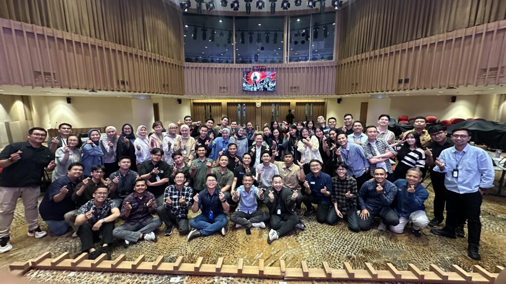 Dedy Budiman memberikan sales training menjual produk premium untuk tim Informa Custom Furniture