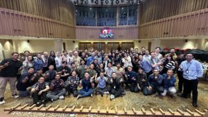 Dedy Budiman memberikan sales training menjual produk premium untuk tim Informa Custom Furniture