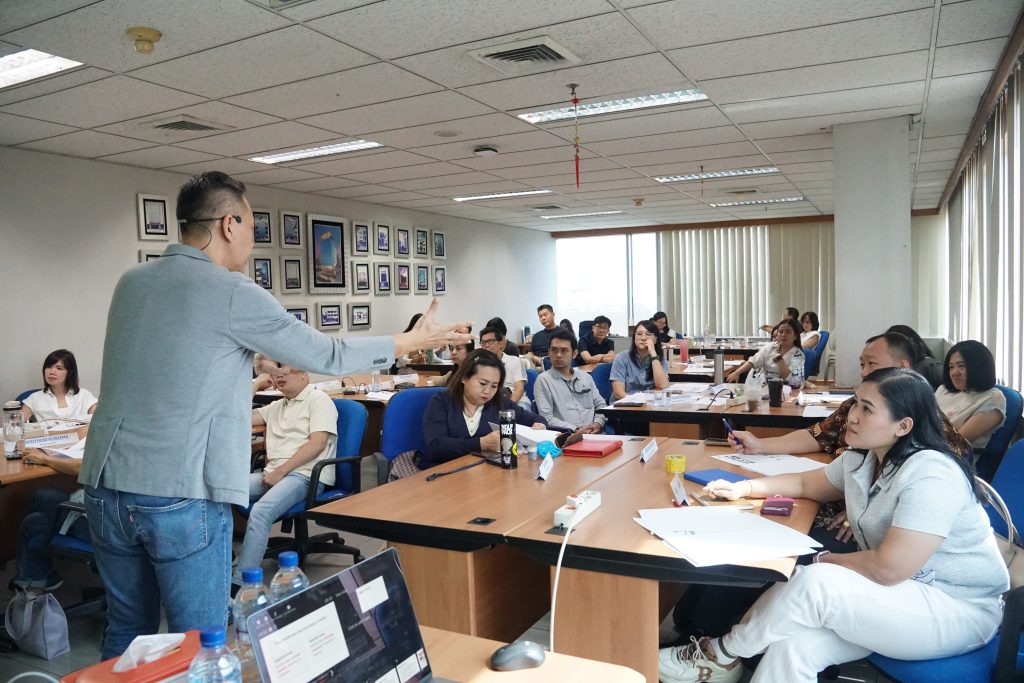Pimpinan cabang dan kepala unit Bank Mestika Dharma mengikuti pelatihan sales mentoring bersama Dedy Budiman