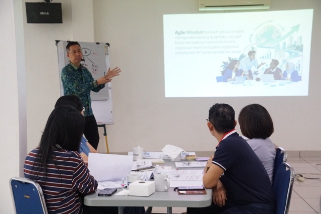 Dedy Budiman memandu pelatihan Becoming an Agile Sales Leader untuk pimpinan cabang Bank Mestika Dharma di Medan