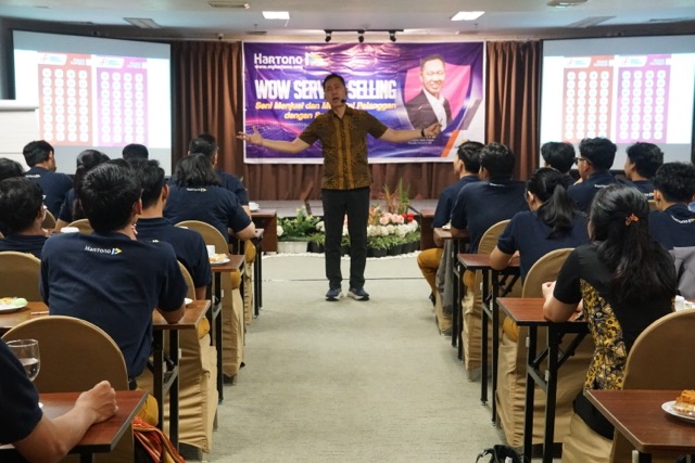 Peserta training DEALS Framework Hartono Elektronik di sesi roadshow